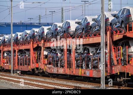 Treno auto, treno merci in viaggio per il terminal auto nel porto di Bremerhaven, nuove auto tedesche per l'esportazione all'estero, Bremerhaven, Brema, Germania Foto Stock