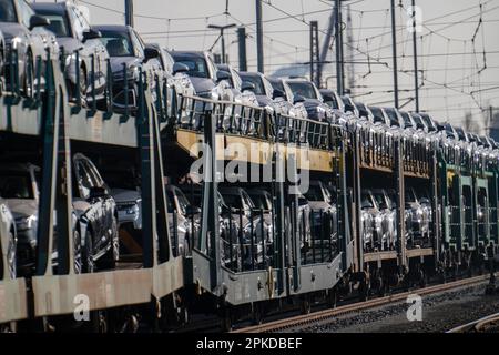 Treno auto, treno merci in viaggio per il terminal auto nel porto di Bremerhaven, nuove auto tedesche per l'esportazione all'estero, Bremerhaven, Brema, Germania Foto Stock