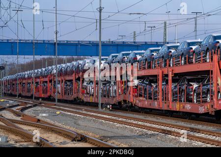 Treno auto, treno merci in viaggio per il terminal auto nel porto di Bremerhaven, nuove auto tedesche per l'esportazione all'estero, Bremerhaven, Brema, Germania Foto Stock