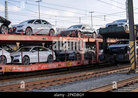 Treno auto, treno merci in viaggio per il terminal auto nel porto di Bremerhaven, nuove auto tedesche per l'esportazione all'estero, Bremerhaven, Brema, Germania Foto Stock