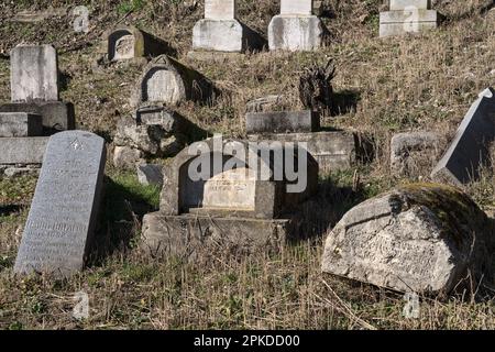 Zvorrnik, Bosnia-Erzegovina – Febbraio 2023: Il cimitero ebraico è iscritto come monumento nazionale Foto Stock