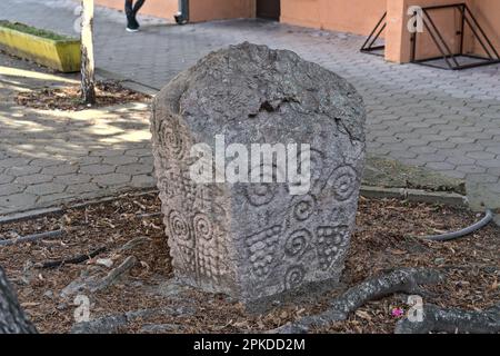 Zvorrnik, Bosnia-Erzegovina – Febbraio 2023: Pietre lapidi Stecak-medievali di fronte alla biblioteca. Foto Stock
