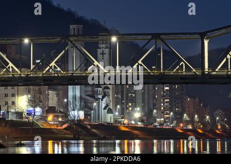 Zvorrnik, Bosnia-Erzegovina – 2023 febbraio: Zvornik, fiume Drina e vecchio ponte di notte Foto Stock