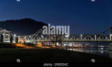 Zvorrnik, Bosnia-Erzegovina – 2023 febbraio: Zvornik, fiume Drina e vecchio ponte di notte Foto Stock