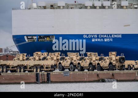 Veicoli militari STATUNITENSI nel porto marittimo di Bremerhaven, provengono dagli Stati Uniti e sono ulteriormente trasportati in Ucraina come aiuti militari, bassa Sassonia, Germa Foto Stock