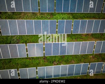 Vista dall'alto dei pannelli solari in una centrale solare, energia rinnovabile Foto Stock