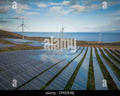 Centrale solare con pannelli fotovoltaici e turbine eoliche per produrre energia rinnovabile Foto Stock