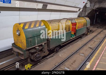 Un treno in miniatura originale a Mail Rail, l'ex sistema ferroviario di uffici postali sotto le strade del centro di Londra, Regno Unito. Foto Stock