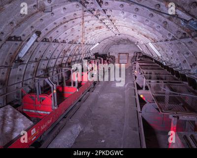 Trasporto ferroviario 'cimitero' di carri abbandonati di Mail Rail, l'ex sistema ferroviario di uffici postali sotto le strade del centro di Londra, Regno Unito. Foto Stock