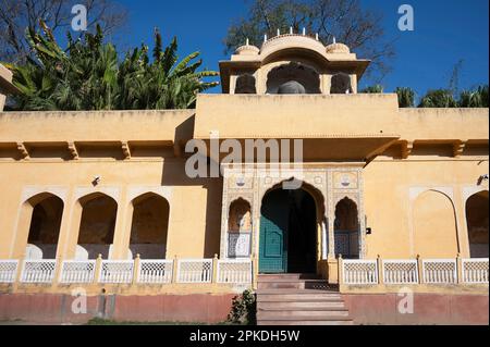 Vecchio edificio convertito in un ristorante, vicino al Palazzo Sisodia Rani e Giardino, situato a Jaipur, Rajasthan, India Foto Stock