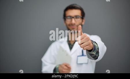 Ritratto del suo simpatico, attraente, fiducioso, gioioso ragazzo, dipendente, mostrare i pollici verso l'alto Foto Stock