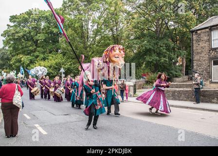La testa e il volto di un leone partecipano alla sfilata di strada che si tiene allo Skipton International Puppet Festival 2015 Foto Stock