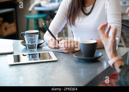 Due donne che lavorano in una caffetteria Foto Stock
