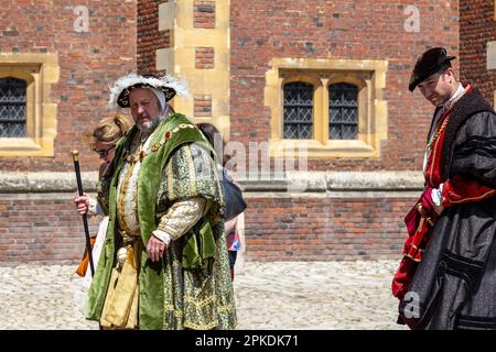 HAMPTON, GRAN BRETAGNA - 18 MAGGIO 2014: Si tratta di artisti non identificati nei personaggi del re Enrico VIII e del cardinale Thomas Wolsey in una passeggiata Foto Stock