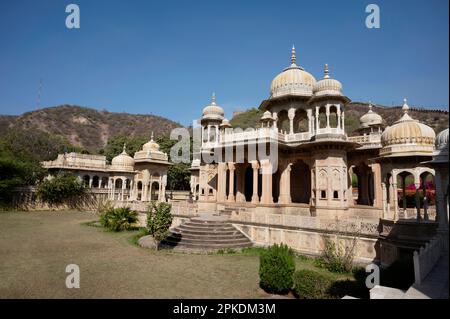 Gaitore Ki Chhatriyan, questo sito presenta monumenti funerali tradizionali che onorano gli uomini reali del passato, Maharaja Jai Singh II, il fondatore di Jaipur, Foto Stock