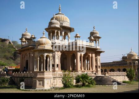 Gaitore Ki Chhatriyan, questo sito presenta monumenti funerali tradizionali che onorano gli uomini reali del passato, Maharaja Jai Singh II, il fondatore di Jaipur, Foto Stock