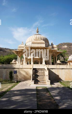 Gaitore Ki Chhatriyan, questo sito presenta monumenti funerali tradizionali che onorano gli uomini reali del passato, Maharaja Jai Singh II, il fondatore di Jaipur, Foto Stock