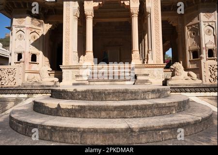 Gaitore Ki Chhatriyan, questo sito presenta monumenti funerali tradizionali che onorano gli uomini reali del passato, Maharaja Jai Singh II, il fondatore di Jaipur, Foto Stock