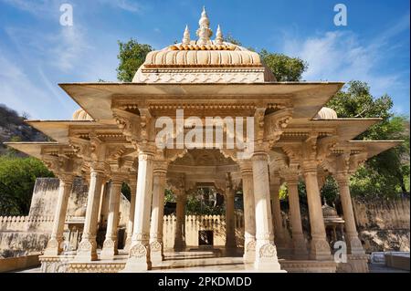 Gaitore Ki Chhatriyan, questo sito presenta monumenti funerali tradizionali che onorano gli uomini reali del passato, Maharaja Jai Singh II, il fondatore di Jaipur, Foto Stock