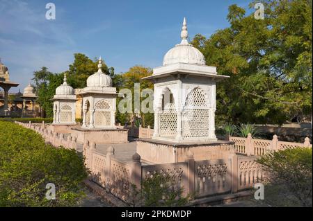 Cenotafi di tre maharanis di Maharaja Sawai Man Singh secondo di Jaipur, situato nel complesso di Maharaniyon Ki Chhatriyan, questo sito caratteristiche tr Foto Stock