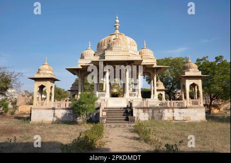 Maharaniyon Ki Chhatriyan, questo luogo caratterizza i monumenti funerali tradizionali che onorano le donne reali del passato, situato a Jaipur, Rajasthan, India Foto Stock