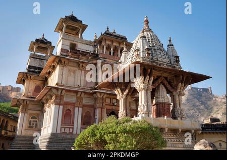 Shri Jagat Shirani Mandir, un tempio indù situato in Amer, costruito tra il 1599 e il 1608 d.C. dalla regina Kanakwati, Jaipur, Rajasthan, India Foto Stock