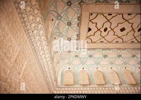 Soffitto di Suhag Mandir, dove le Signore della famiglia reale usavano guardare le funzioni tenute nel Diwan-i-AAM attraverso finestre in marmo a reticolo chiamate jaali Foto Stock