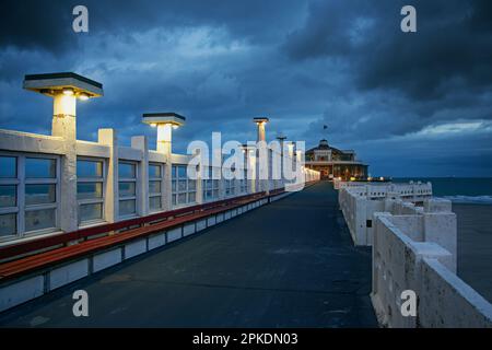 Molo illuminato di Blankenberge al mattino presto, Fiandre, Belgio Foto Stock