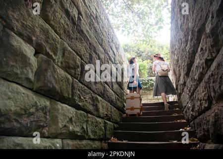 Due donne che salgono le scale Foto Stock