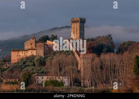 Vista di Vicopisano, Pisa, Italia, in prima mattina luce, con nebbia sullo sfondo Foto Stock