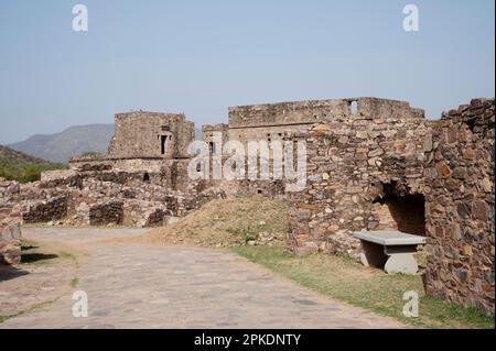 Rovine del Forte di Bhangarh, è un forte del 16th ° secolo costruito nel 1573, distretto di Alwar, Rajasthan, India Foto Stock