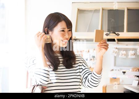 Donna che seleziona gli accessori in un negozio di alimentari Foto Stock