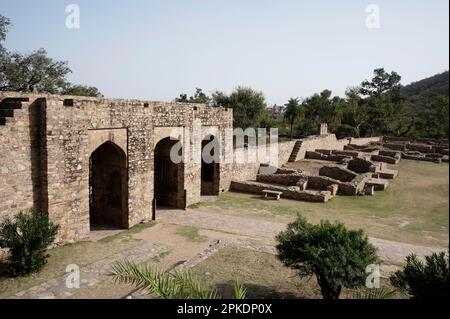 Rovine del Forte di Bhangarh, è un forte del 16th ° secolo costruito nel 1573, distretto di Alwar, Rajasthan, India Foto Stock