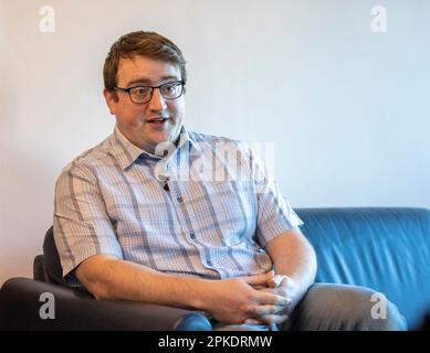 Il consigliere dell'UUP Nicholas Trimble del Consiglio comunale di Lisburn & Castlereagh, figlio di David Trimble ex primo ministro dell'Irlanda del Nord, presso il Centro Civico Lagan Valley Island, Lisburn, in vista del 25th° anniversario dell'accordo del Venerdì Santo. Foto Stock