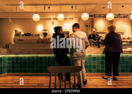 Persone in Coffe Shop a Stamford, Lincolnshire ordinare bevande Foto Stock