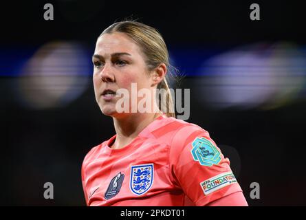 06 Apr 2023 - Inghilterra / Brasile - Finalissima femminile - Wembley Stadium Inghilterra portiere Mary Earps durante il calcio di punizione durante la Finalissima 2023 femminile a Wembley, mentre hanno battuto il Brasile 4-2 con le sanzioni. Foto : Mark Pain / Alamy Live News Foto Stock