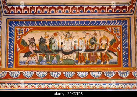 Dipinto mitologico colorato sulla parete interna del Dr. Ramnath Podar Haveli Museum, un museo del patrimonio culturale che ospita il Rajasthani stile di vita, Foto Stock