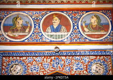 Dipinto mitologico colorato sulla parete interna del Dr. Ramnath Podar Haveli Museum, un museo del patrimonio culturale che ospita il Rajasthani stile di vita, Foto Stock