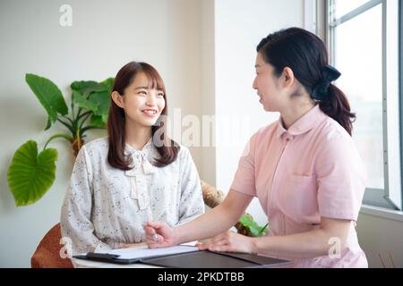 Donna che riceve consulenza Foto Stock