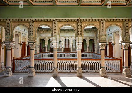 Vista interna del Dr. Ramnath Podar Haveli Museum, un museo del patrimonio culturale che ospita Rajasthani stile di vita, dipinti in miniatura, tessuti, gioielli Foto Stock
