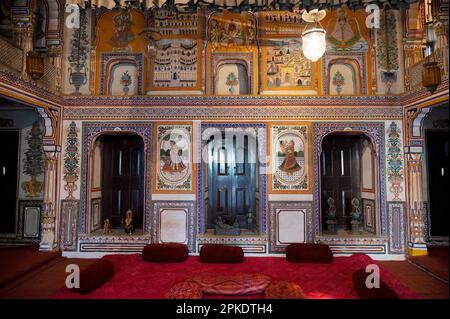 Vista interna del Dr. Ramnath Podar Haveli Museum, un museo del patrimonio culturale che ospita Rajasthani stile di vita, dipinti in miniatura, tessuti, gioielli Foto Stock