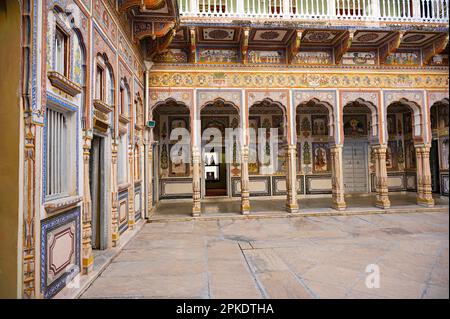 Vista interna del Dr. Ramnath Podar Haveli Museum, un museo del patrimonio culturale che ospita Rajasthani stile di vita, dipinti in miniatura, tessuti, gioielli Foto Stock