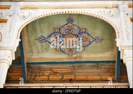 Bel dipinto sul soffitto di un cancello d'ingresso dello Sceicco Saria Haveli. I mercanti di Marwari costruirono grandi haveli nella regione di Shekhawati del 1 Foto Stock