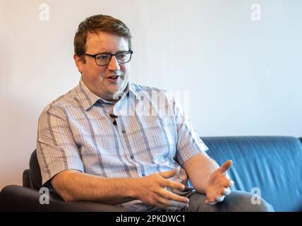 Il consigliere dell'UUP Nicholas Trimble del Consiglio comunale di Lisburn & Castlereagh, figlio di David Trimble ex primo ministro dell'Irlanda del Nord, presso il Centro Civico Lagan Valley Island, Lisburn, in vista del 25th° anniversario dell'accordo del Venerdì Santo. Foto Stock