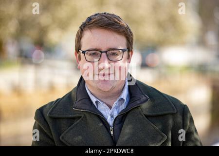 Il consigliere dell'UUP Nicholas Trimble del Consiglio comunale di Lisburn & Castlereagh, figlio di David Trimble ex primo ministro dell'Irlanda del Nord, presso il Centro Civico Lagan Valley Island, Lisburn, in vista del 25th° anniversario dell'accordo del Venerdì Santo. Foto Stock