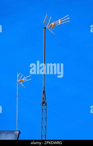 Malaga Benalmadena doppia TV antenne microonde contro il cielo blu profondo Foto Stock