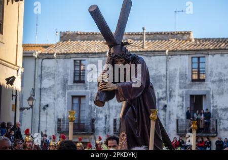 Verges, Spagna. 06th Apr, 2023. L'immagine di Cristo si vede durante la processione. Tradizionale sfilata della settimana di Pasqua a Verges (Girona) con Les gestisce, una processione di uomini e da due anni, anche donne, vestite da soldati romani armati. Durante la processione per le strade della città, i soldati raccolgono le immagini religiose per portarle alla chiesa. (Foto di Paco Freire/SOPA Images/Sipa USA) Credit: Sipa USA/Alamy Live News Foto Stock