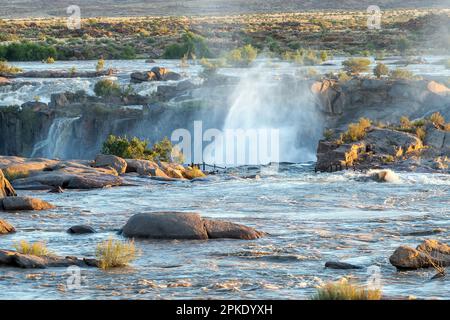 Passerella allagata presso la principale cascata di Augrabies nel fiume Orange. Foto Stock