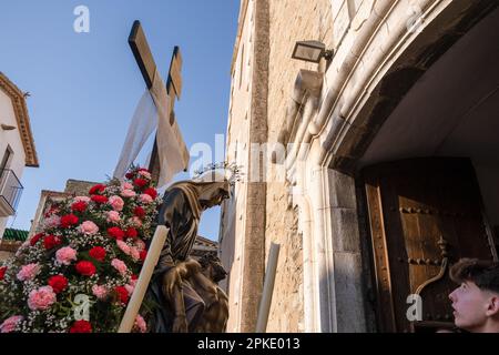 Verges, Spagna. 06th Apr, 2023. L'immagine della Vergine si vede durante la processione entrando nella chiesa di Verges. Tradizionale sfilata della settimana di Pasqua a Verges (Girona) con Les gestisce, una processione di uomini e da due anni, anche donne, vestite da soldati romani armati. Durante la processione per le strade della città, i soldati raccolgono le immagini religiose per portarle alla chiesa. Credit: SOPA Images Limited/Alamy Live News Foto Stock