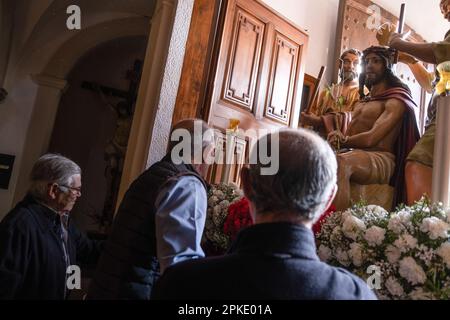 Verges, Spagna. 06th Apr, 2023. L'immagine del Cristo si vede entrare nella chiesa. Tradizionale sfilata della settimana di Pasqua a Verges (Girona) con Les gestisce, una processione di uomini e da due anni, anche donne, vestite da soldati romani armati. Durante la processione per le strade della città, i soldati raccolgono le immagini religiose per portarle alla chiesa. Credit: SOPA Images Limited/Alamy Live News Foto Stock